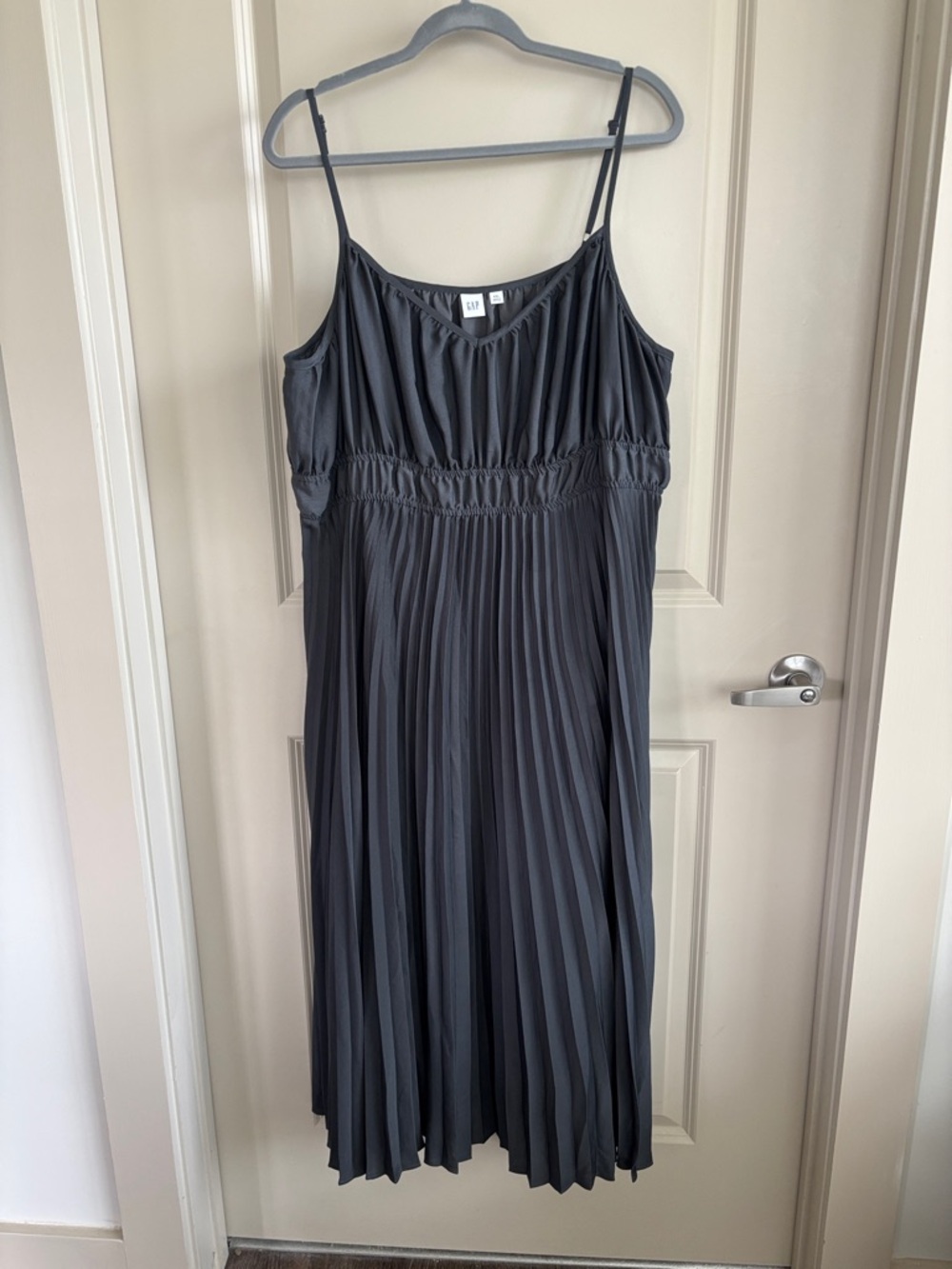 GAP Charcoal Pleated Spaghetti-Strap Midi Dress xxl